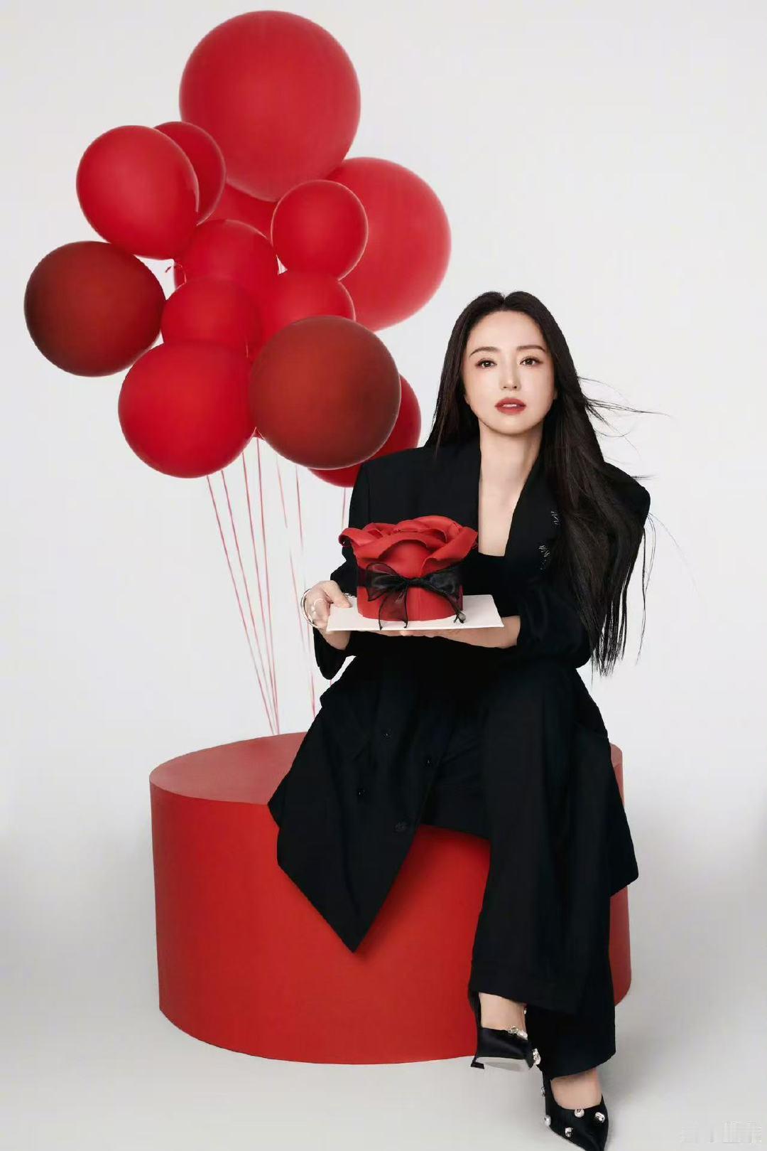 董璇一起许个愿吧董璇黑西装红气球生日照董璇黑西装红气球生日照[流鼻血][流鼻血]