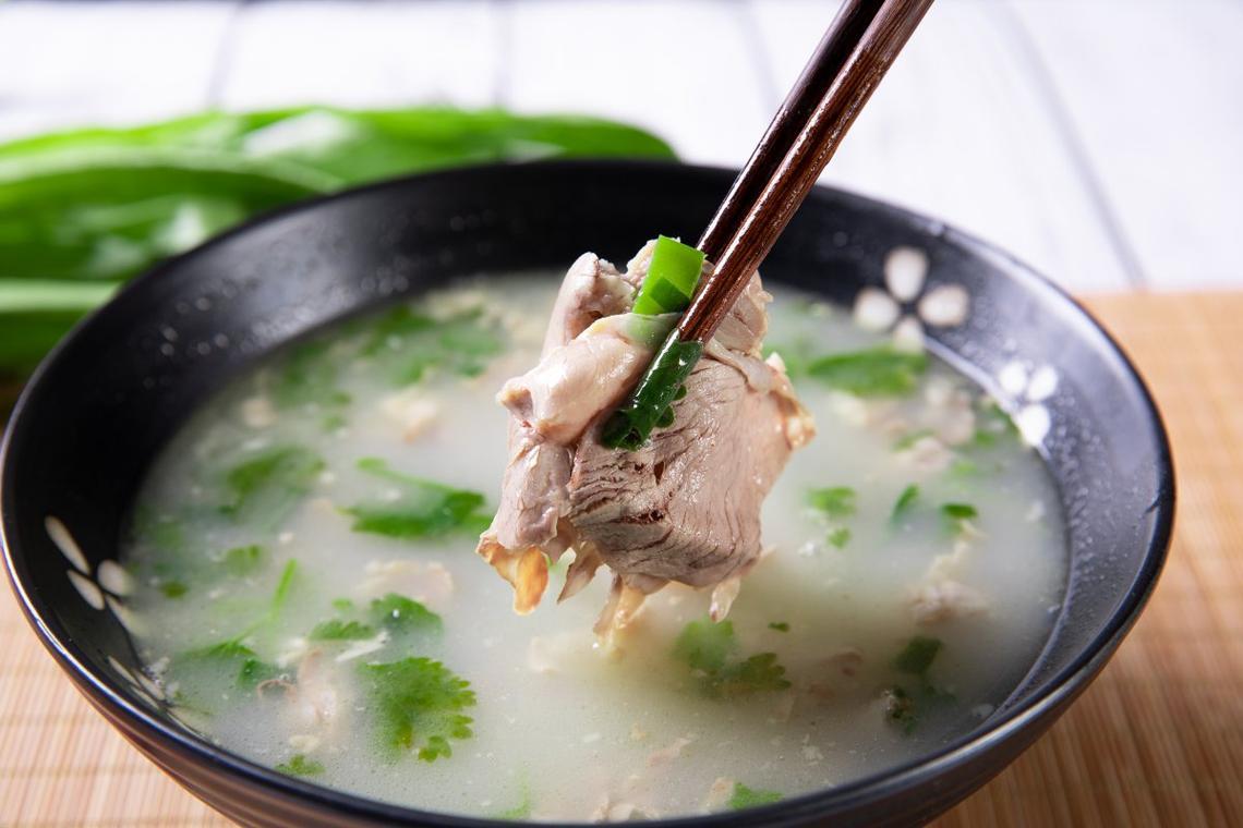 它是膻味“克星”，1斤羊肉加6克，肉鲜不膻不腥，汤汁奶白又解馋
炖羊肉汤要注意以