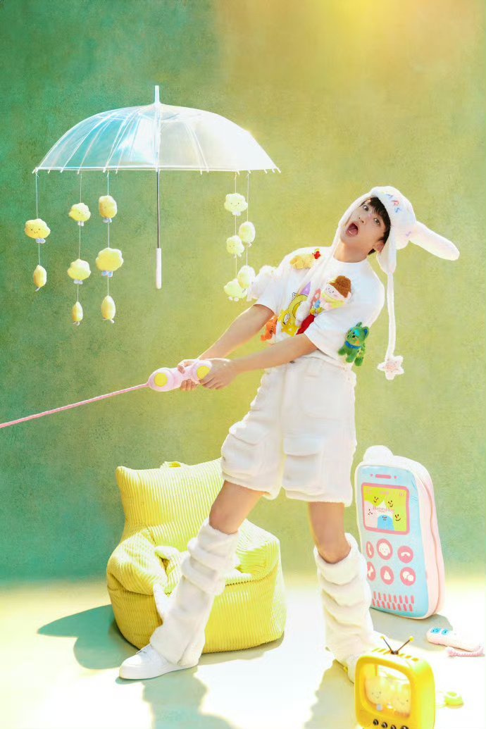 手里紧握的竟是星光闪闪的应援棒！一秒切换状态，他挠头憨笑，全场瞬间融化。这波手忙