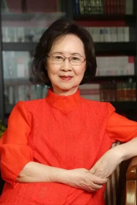 琼瑶一生，有三个男人，第一个是她的高中老师，蒋仁，比她大二十多岁，老光棍一个，也