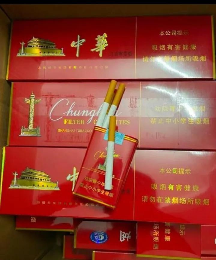 约了大学同学一起喝茶，恰好途中又遇上他的中学同学，两人见面很是热情，互递香烟，聊