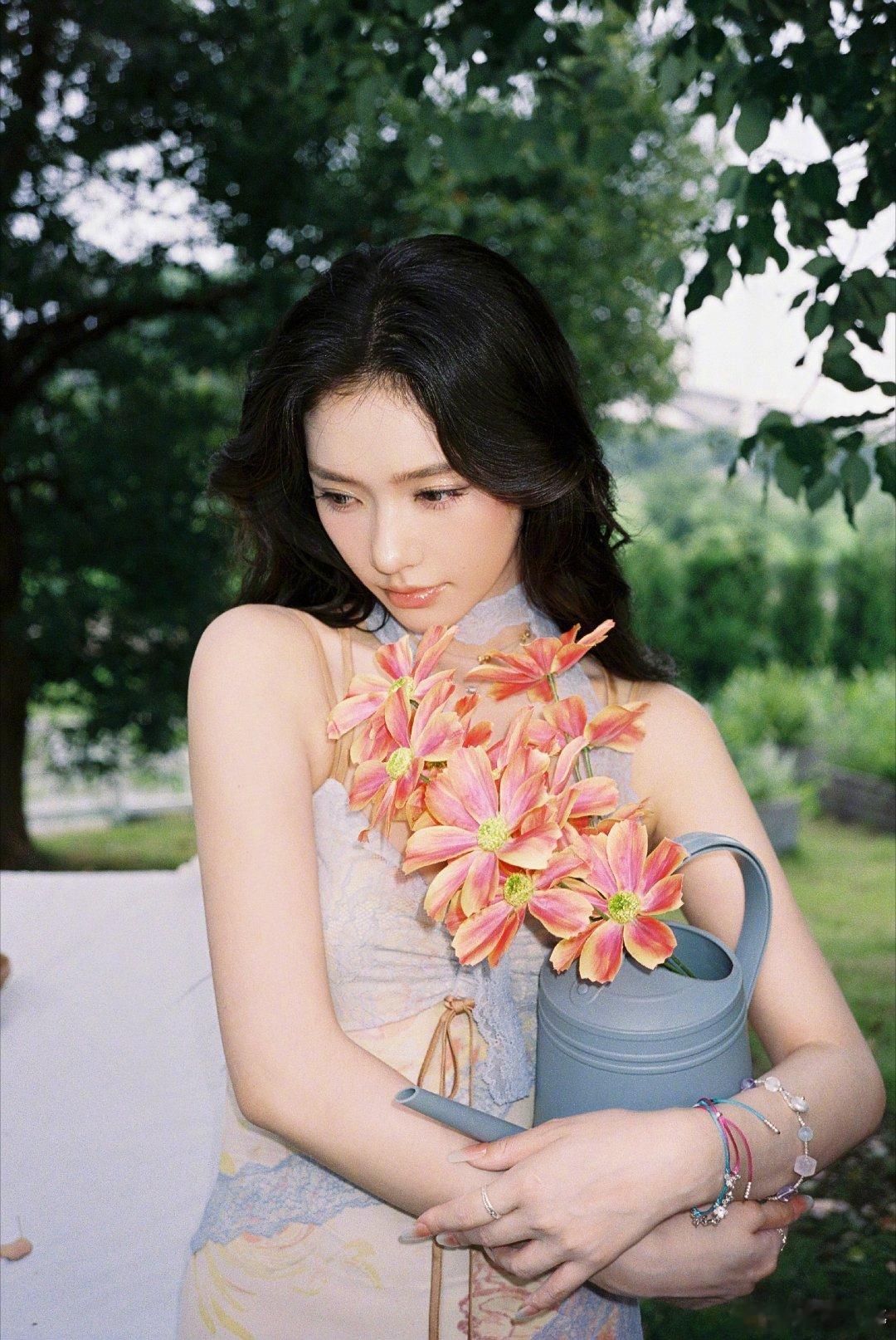 热烈缤纷的夏日限定，林允这组户外图好有活力，绿意花丛衬得人温柔亮眼林允