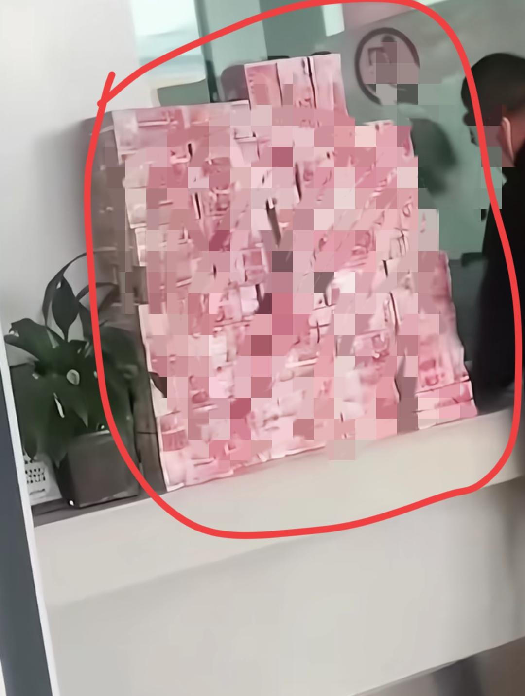 惊讶！见过绿水青山，没见过把钱堆成山的，
2月6日河北有网友发布一条视频里，一男