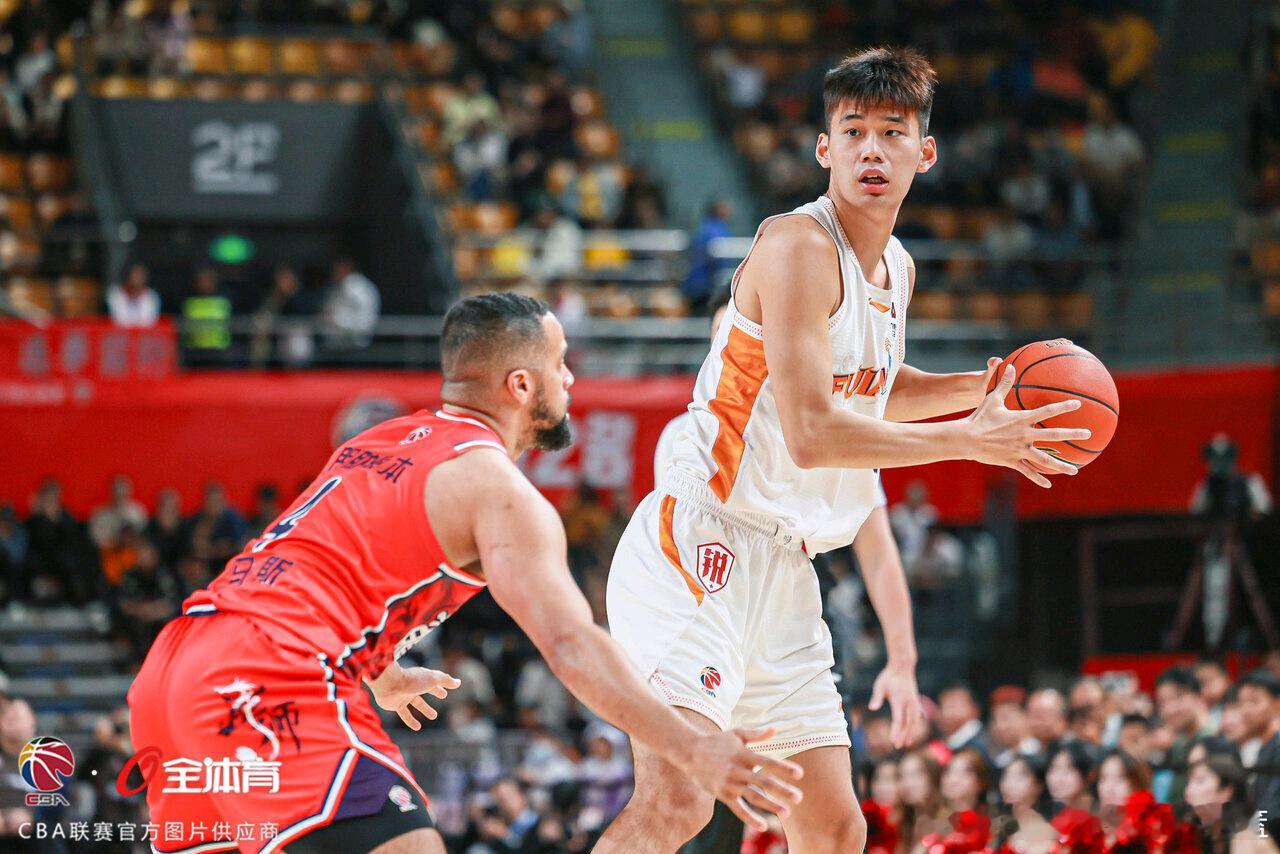 福建客场92-85击败龙狮，状元杨曦皓打出加入cba 以来最好的一战：出战37分