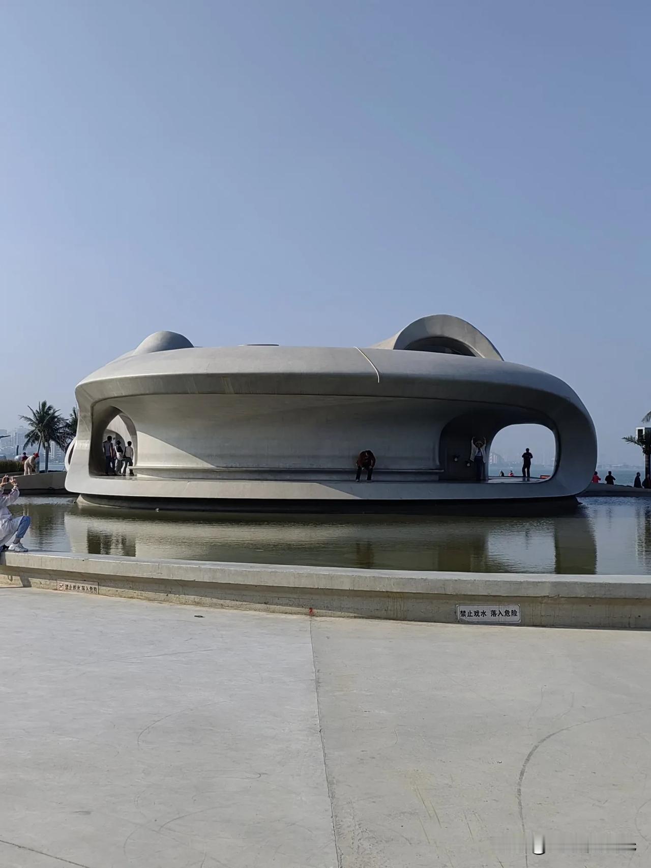 去海口旅行，一定要去云洞图书馆看看。这个座落在海边的图书馆，设计前卫，造型独特，