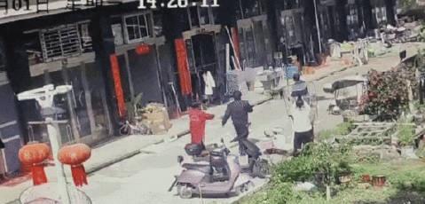 台州辅警火场逆行8瓶灭火器硬核灭火为这位温岭后生点赞！巡查途中遇火情，辅警应经刚