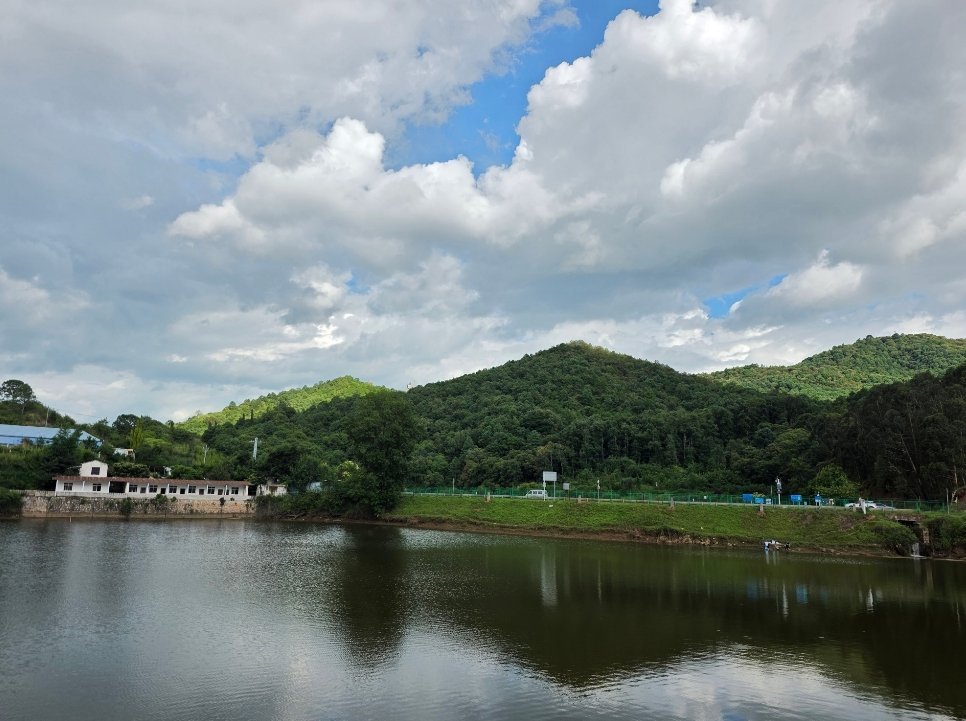 周末，多家上市公司发布利好公告。1，凯瑞德：拟8000万元投资宇航级存储芯片企业