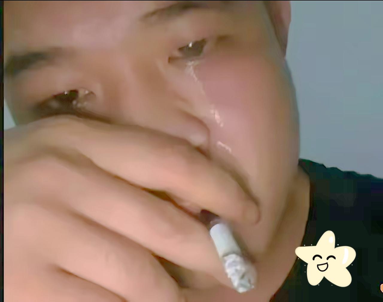 58岁的老教师哭了…
​​​今天下午，我们学校一位58岁的老教师，坐在办公室里，