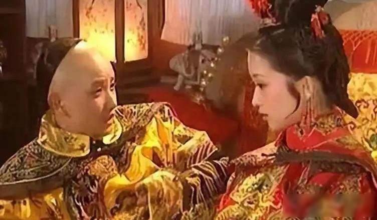 1665年，11岁的康熙娶了年仅12岁的赫舍里氏，不料，洞房时已经等不及的赫舍里