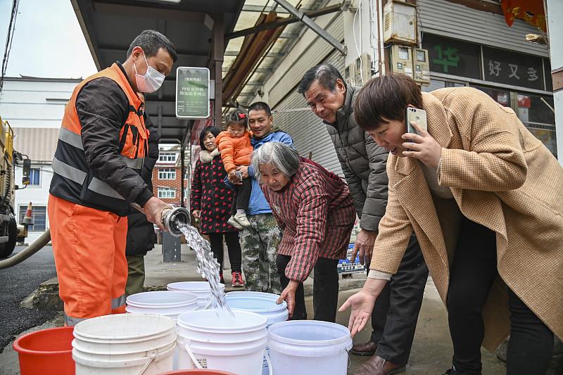 这场景着实让人捏了把汗！上海有位女士从2014年开始便痴迷于自制酵素，在长达12
