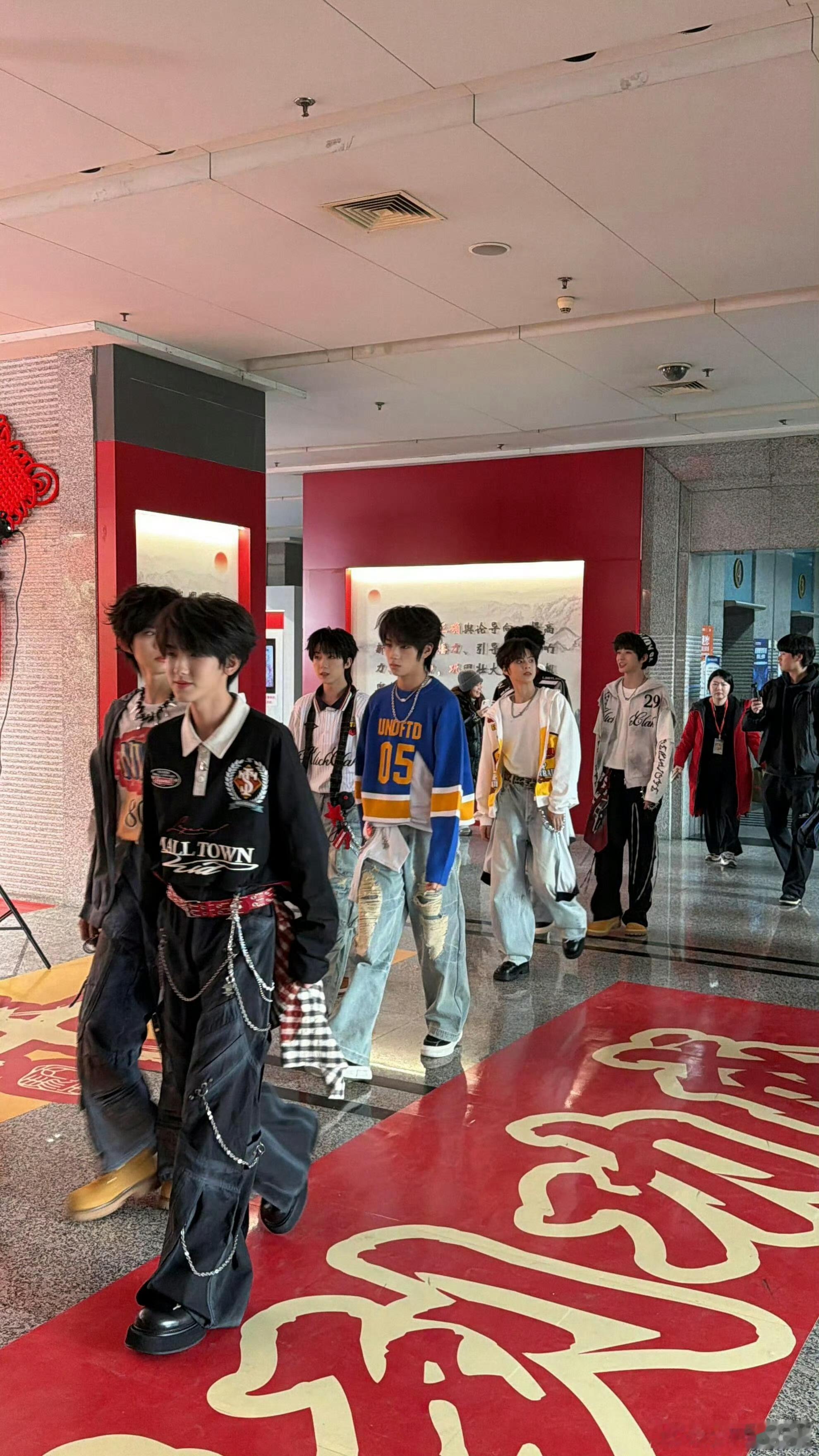 TF四代录制川渝春晚路透🈶小伙伴们你期待谁的川渝春晚舞台？TF家族录制川渝春晚