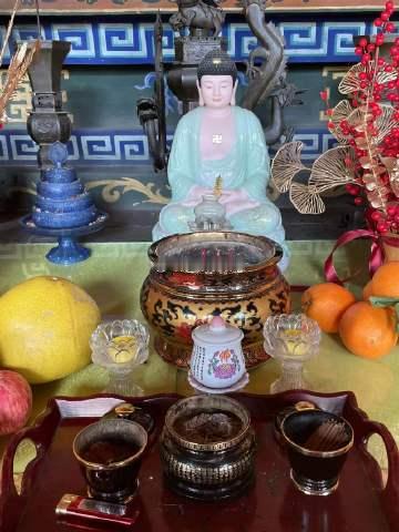 自己行善积德，与人为善，不仅你的事业好，你的子孙，甚至你们家几代都沾你的光 