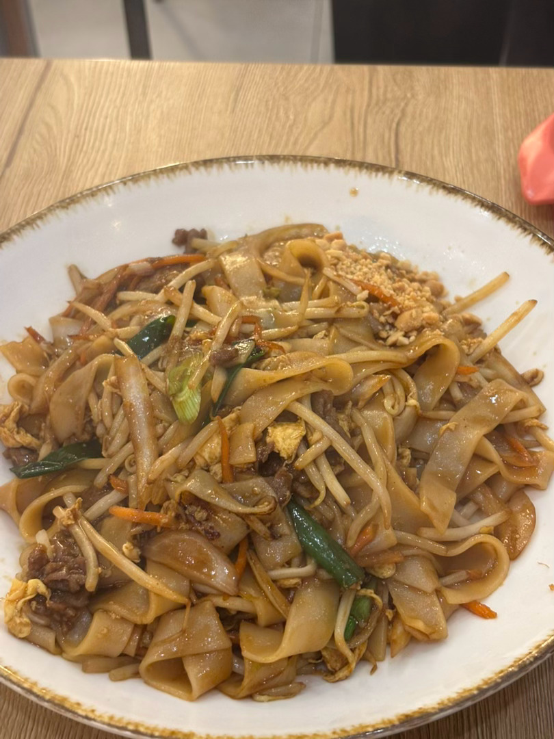 在巴黎，去一家中国人开的越南河粉店，叫PHO9，我问店主来自何方，她说，温州人。