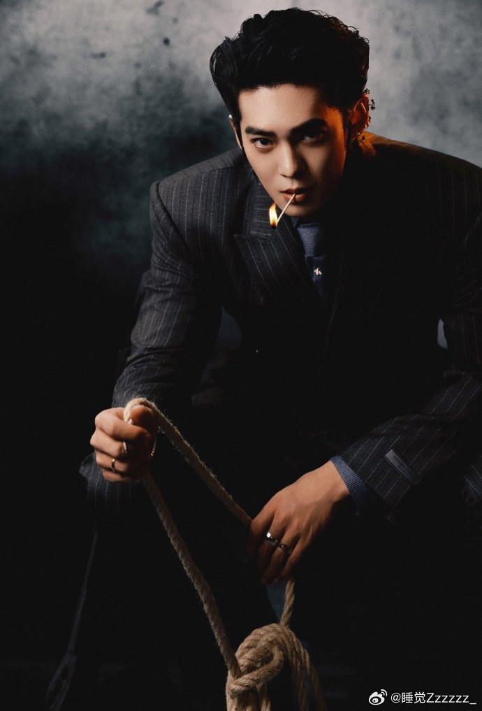 于适带了五个耳钉于适带了5个耳钉  于适将商务型男格调演绎到极致，西装耳钉碰撞反