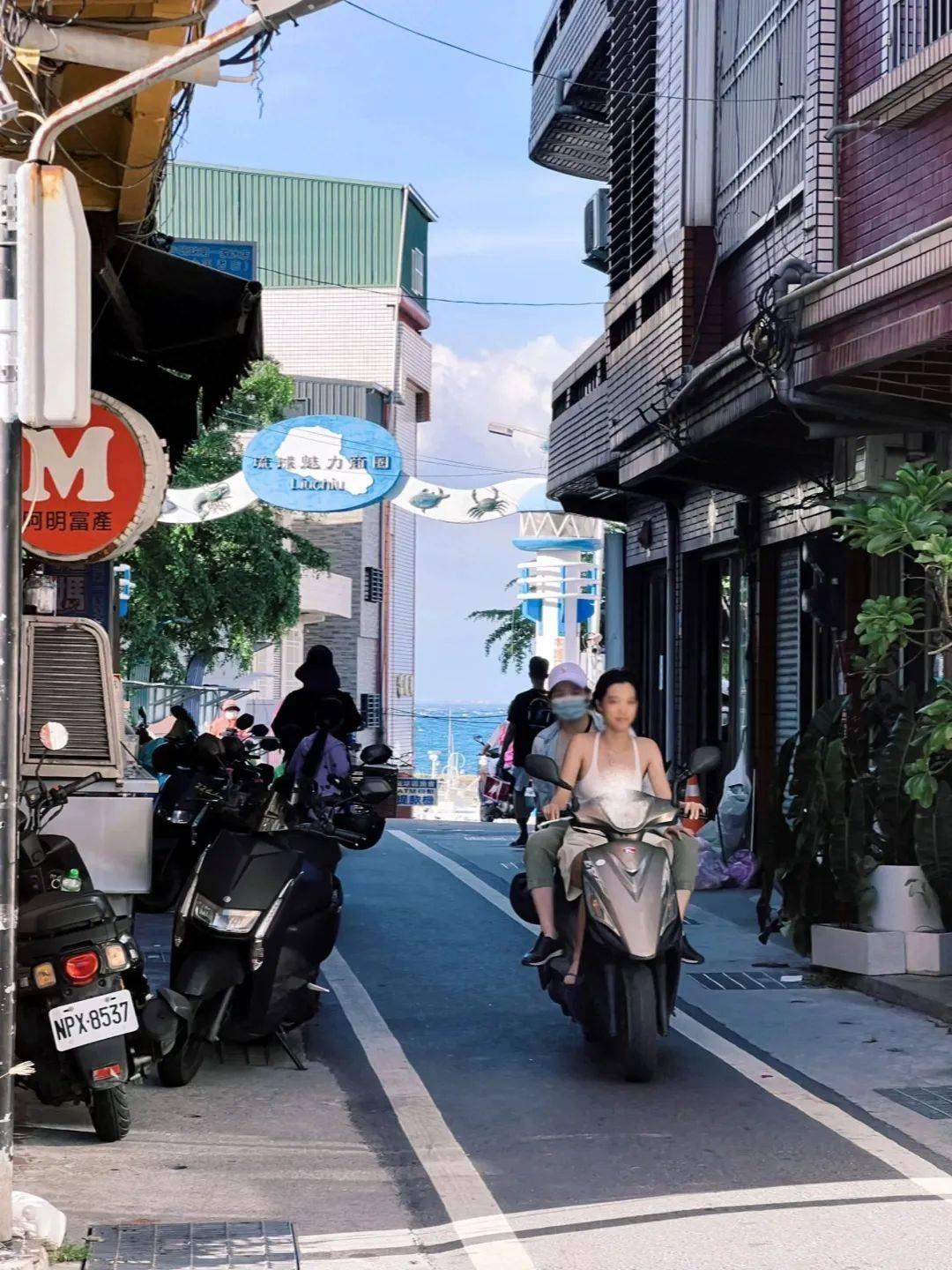 两岸迎来和平统一！台湾同胞一觉睡醒，窗外熟悉的街景和日常的烟火气，全都照旧！
台