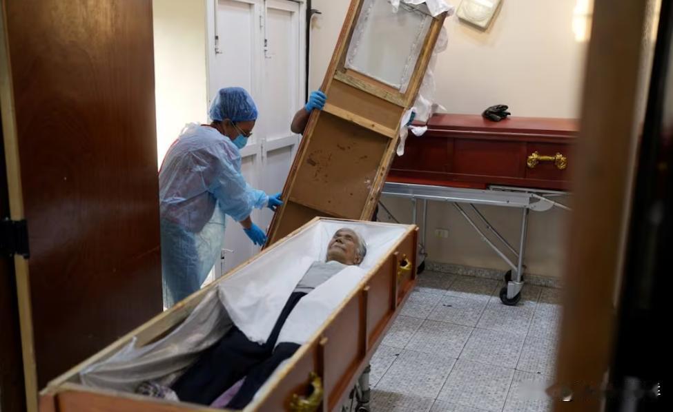 美军空袭遇难者、80 岁老人罗莎・埃莱娜下葬 
委内瑞拉卡蒂亚拉马尔市 80 岁