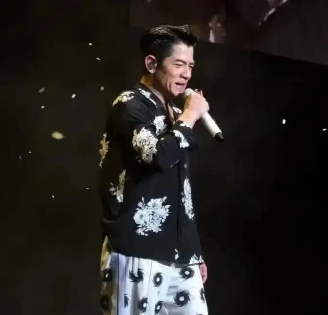 郭富城这波宠妻，是真舍得砸钱砸时间。
59岁的他，为38岁高龄生三胎的方媛，停