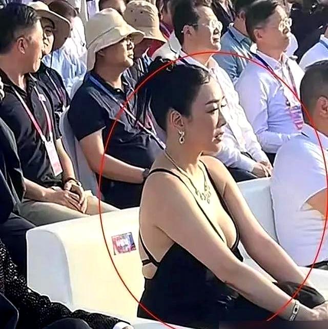 55岁的钟丽缇，真让人刮目相看。
 

最近在三亚游艇活动，她一身深V露背裙，生