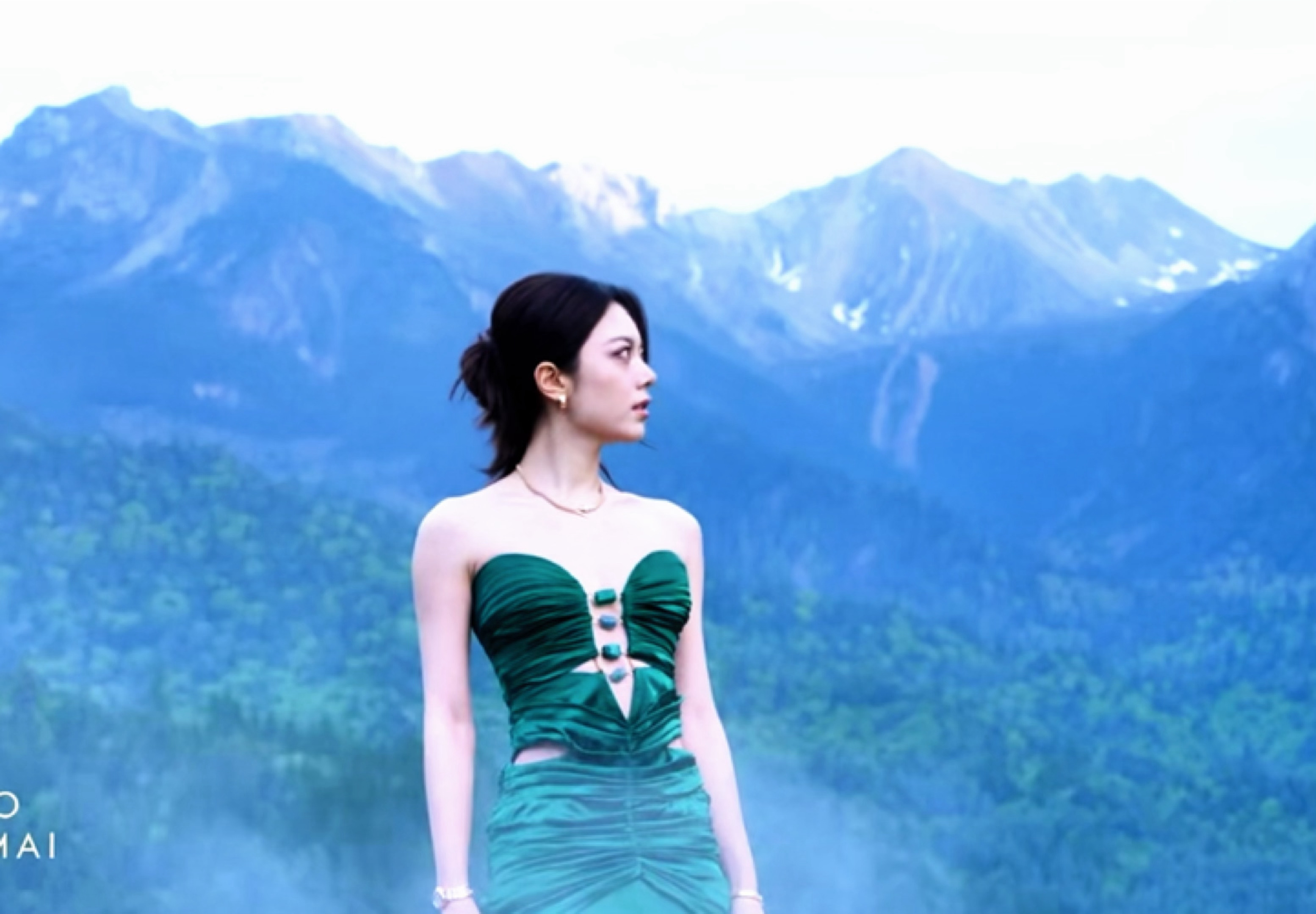 赵今麦好像一颗绿翡翠💎vogue红毯直播 赵今麦 绿野仙踪