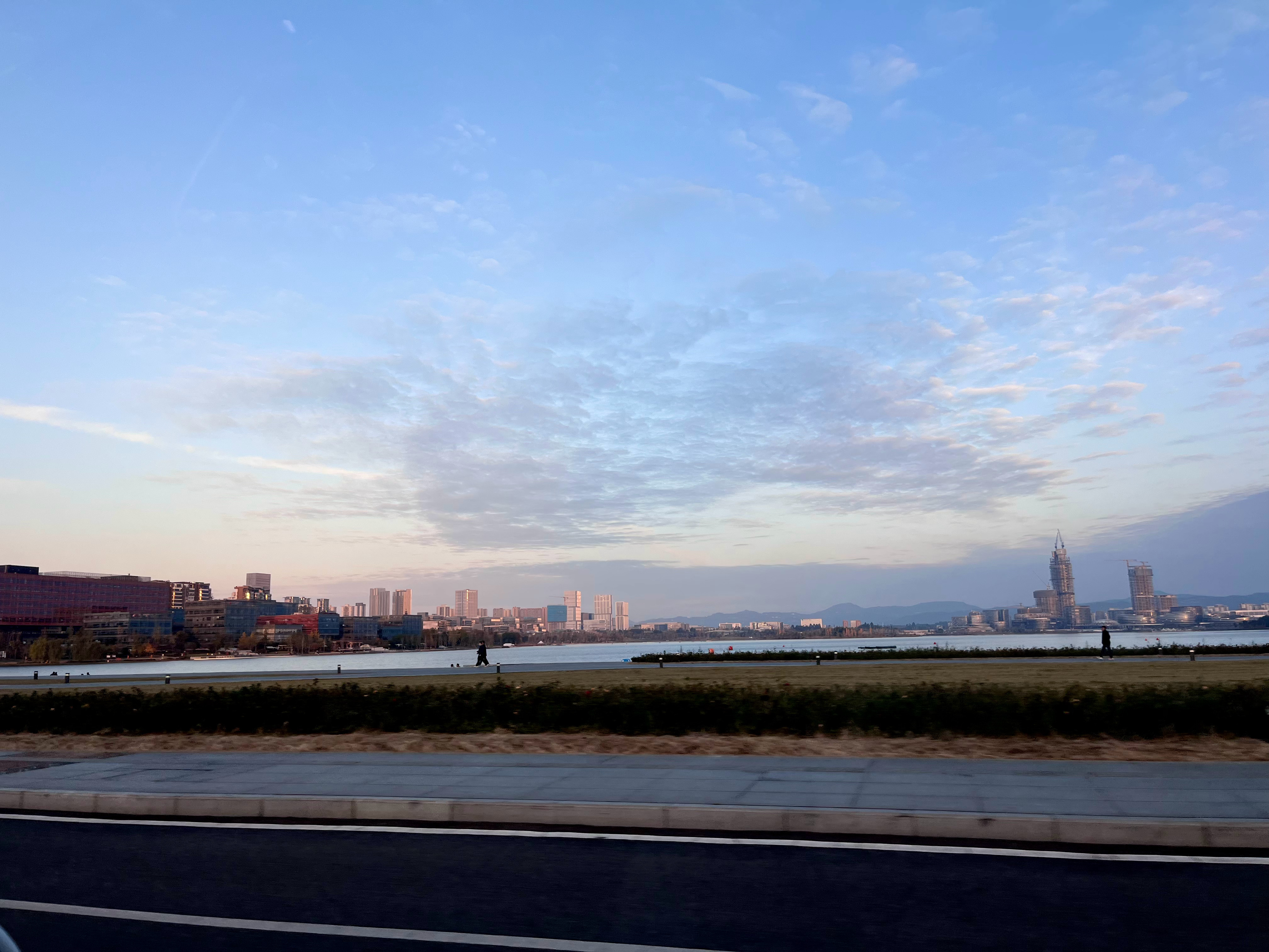 发现美好  夕阳🌇给所有建筑物都上了一层金色，一片冬日暖阳景象[太阳] 