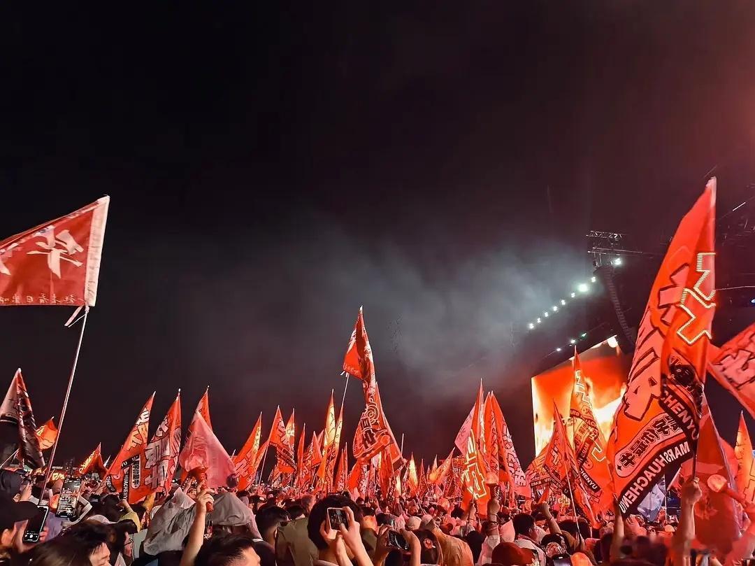 华晨宇号召力太强了，音乐节开在偏僻大草原依然爆满，全场红海应援 ​​​