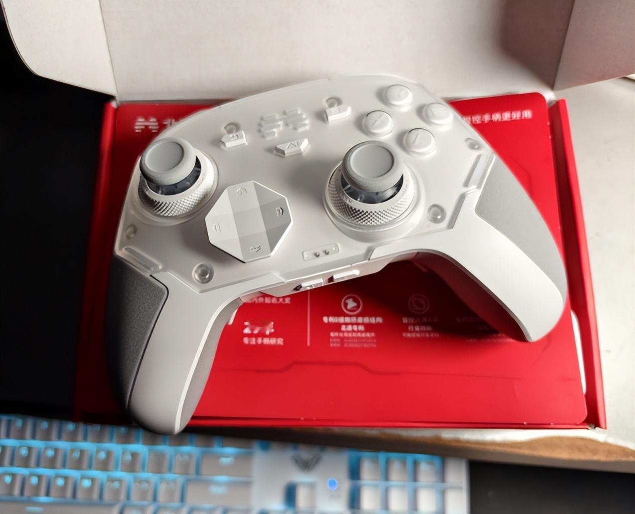 北通鲲鹏40御铠白实测：2到底值不值？
作为一个骨灰级主机玩家，用过的手柄能绕客