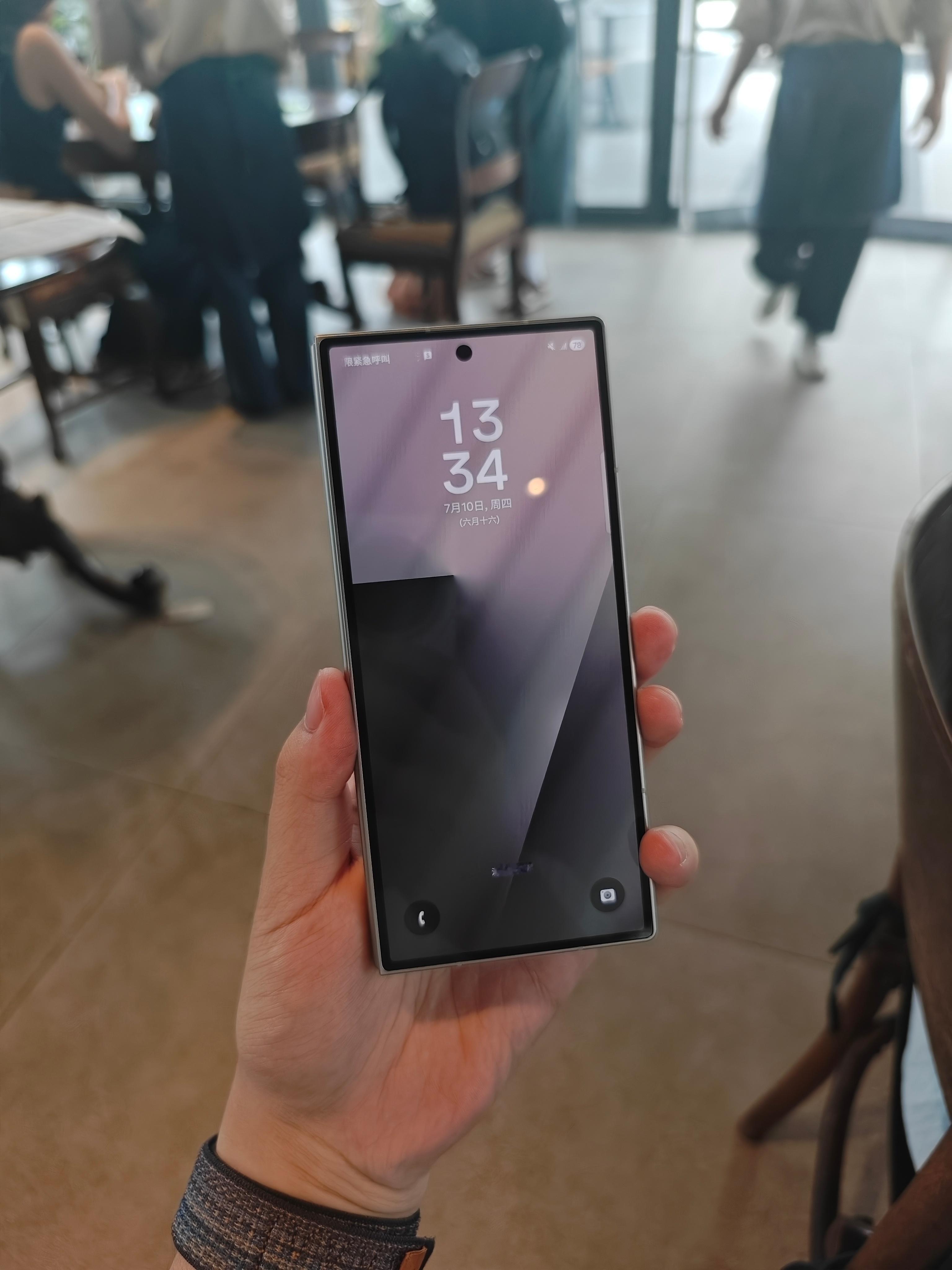 也是蹭摸到三星Galaxy Z Fold7了，真的很轻薄，而且这一代折痕控制的也