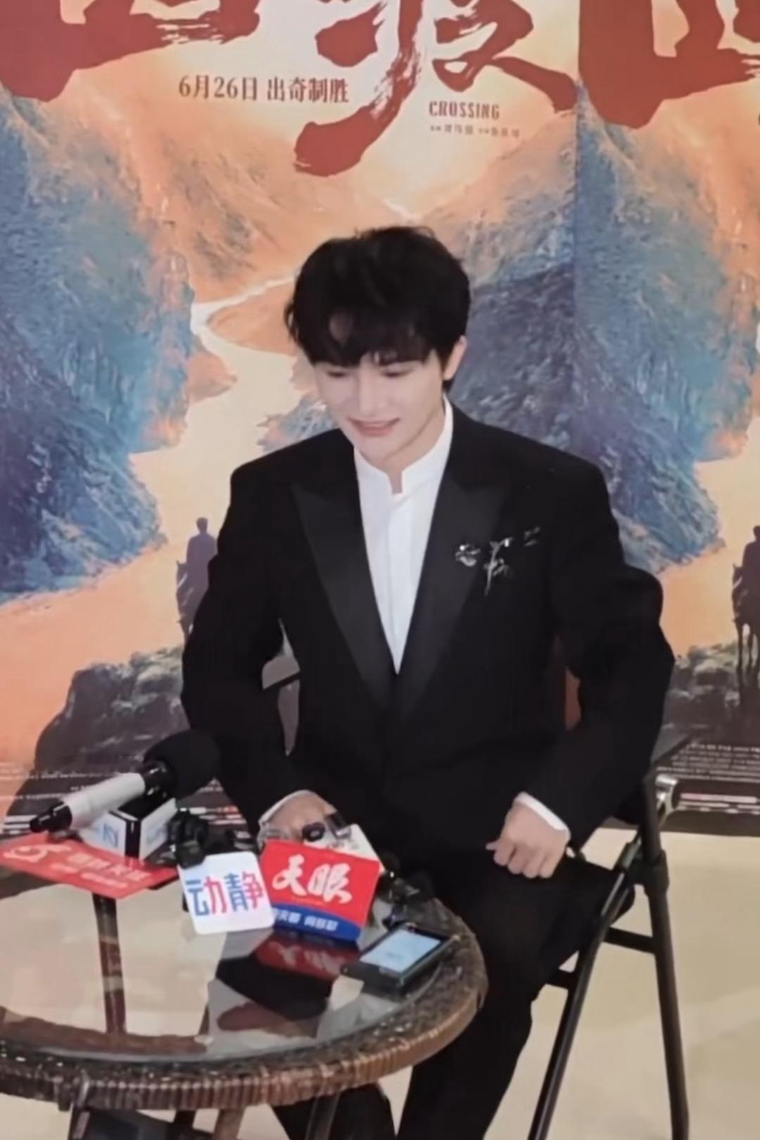 但是突然凑近，声音瞬间就跟在耳边说一样要腿软了 而且笑得也太苏了