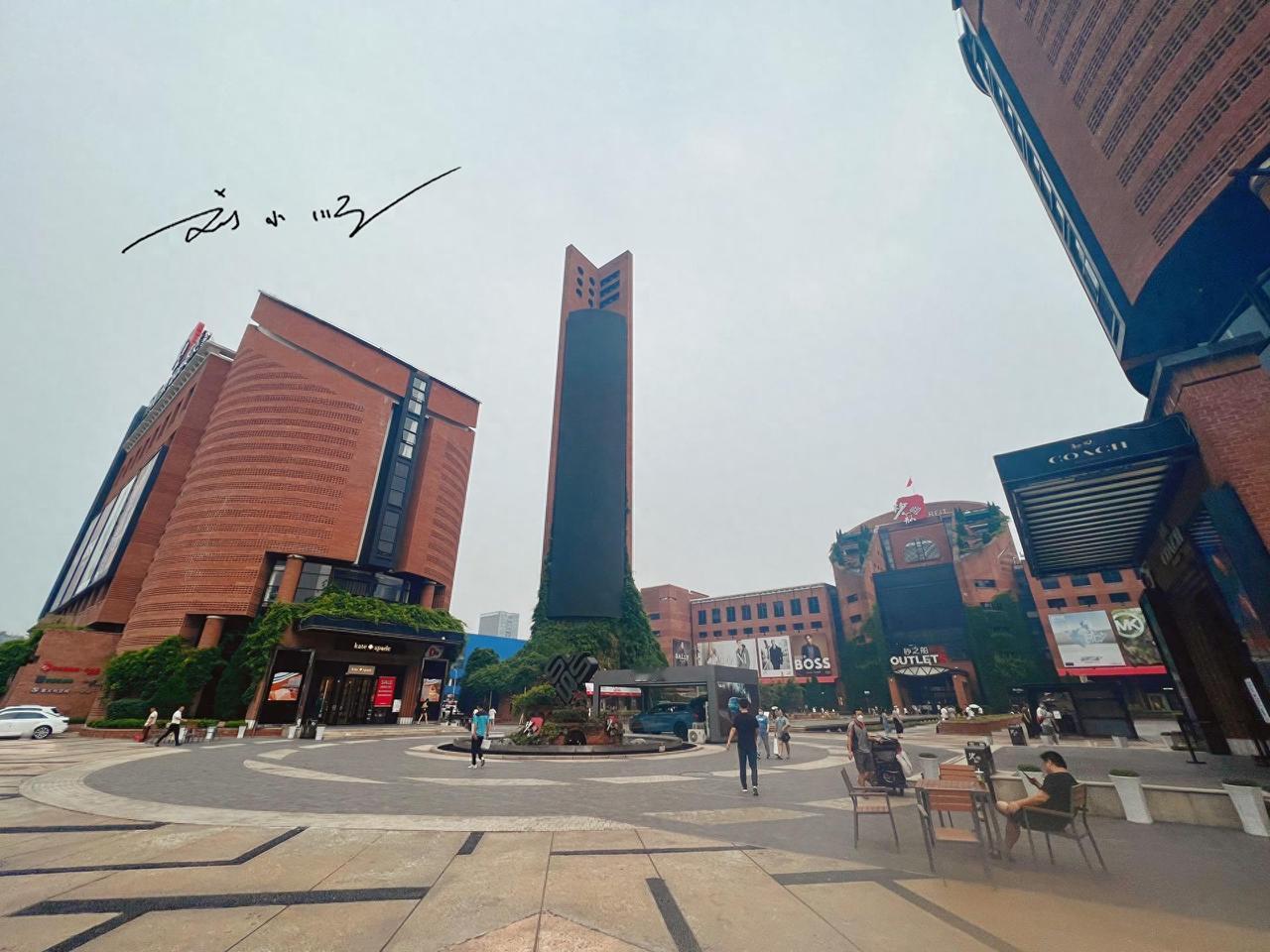 重庆作为热门网红直辖市，旅游资源丰富。前段时间我在重庆旅游时，想买新衣服，市区商