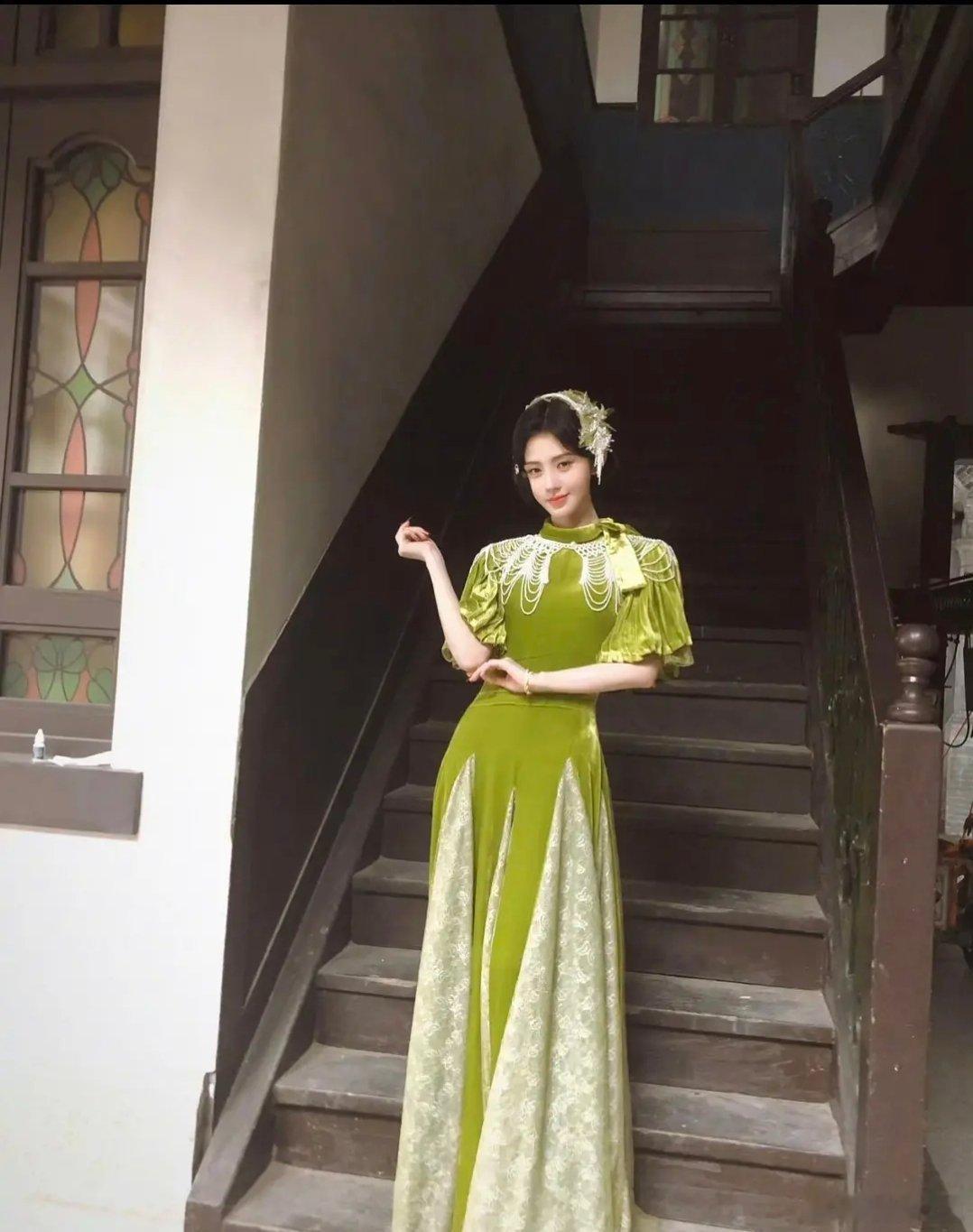 看图说话：鞠婧祎咋也有一米八了吧