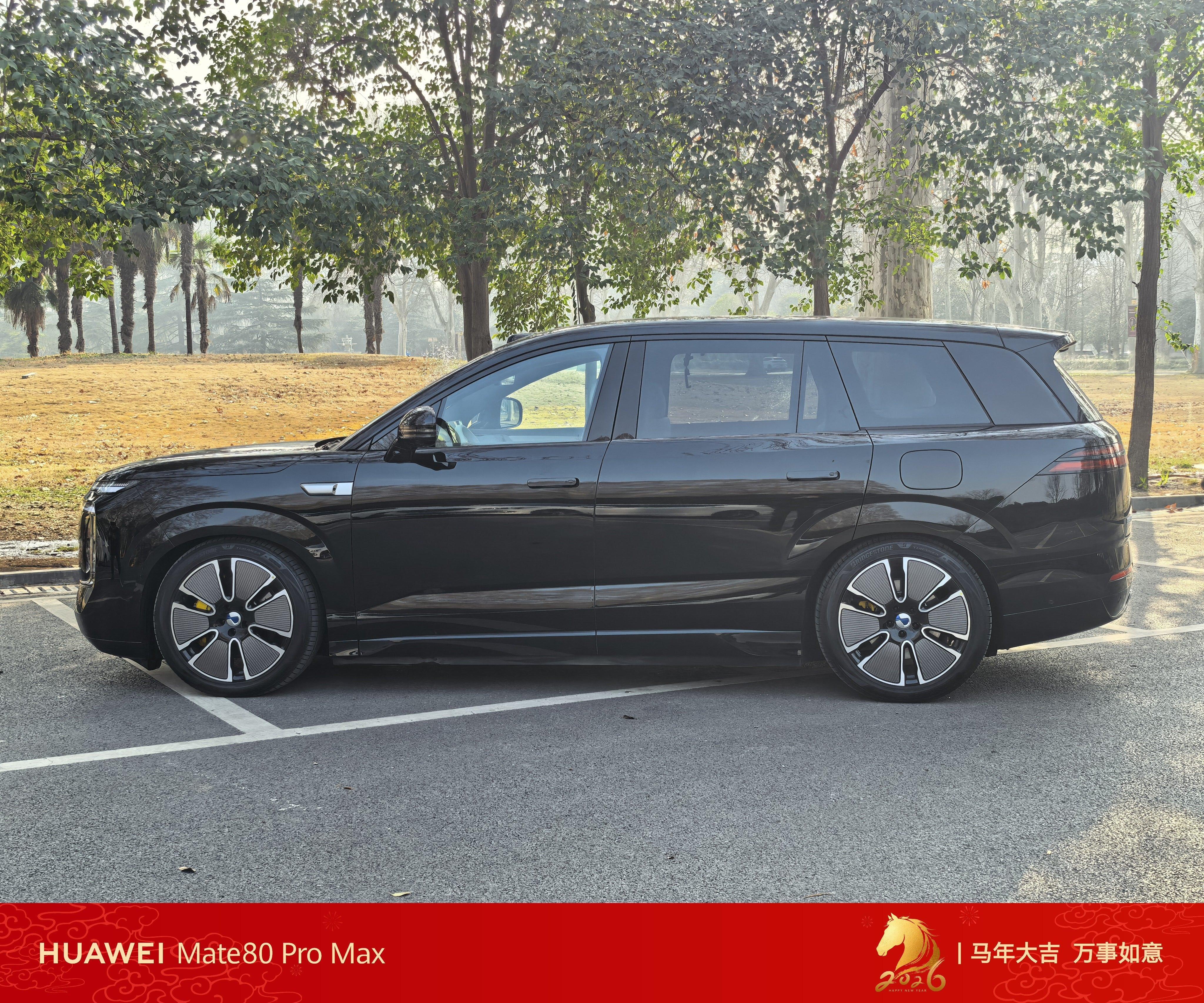 该说不说腾势N8L虽然车身长但拐弯十分灵活 