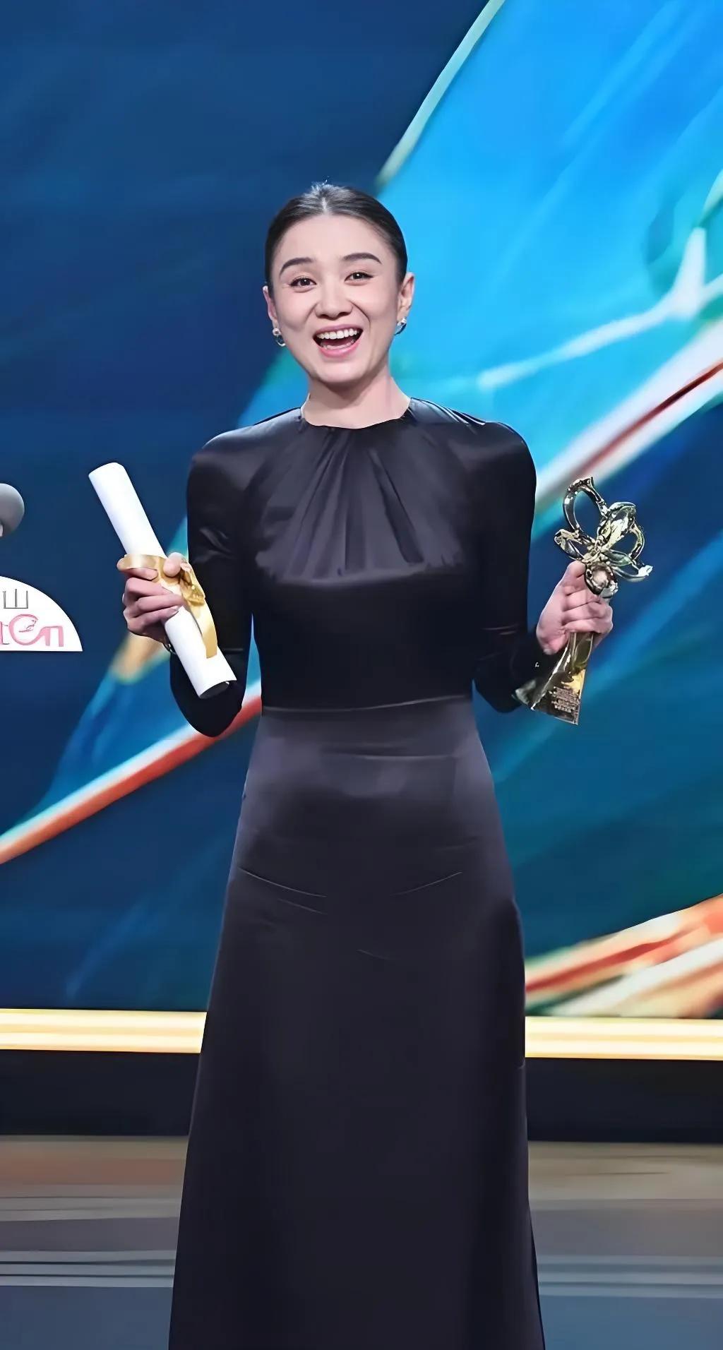 "领奖台上最飒的底气，从来不是礼服和热搜给的！"  
宋佳icon白玉兰这席话，
