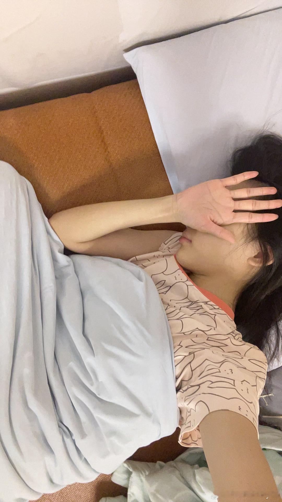 鸠占鹊巢好舒适的被子 就这样把xqx赶出去 ​​​