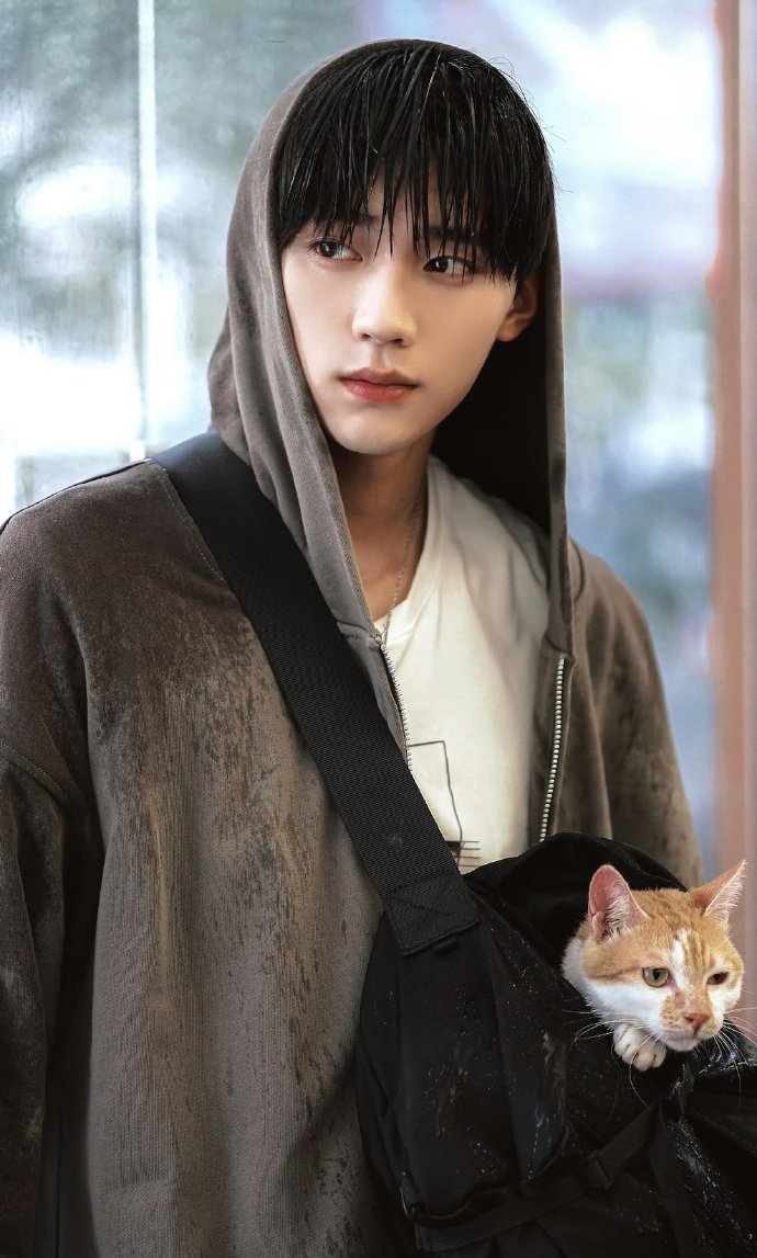 #原来韩国人吃周翊然这种#黑发小奶狗，银发小狼狗，身上的少年感满分💯银发造型酷