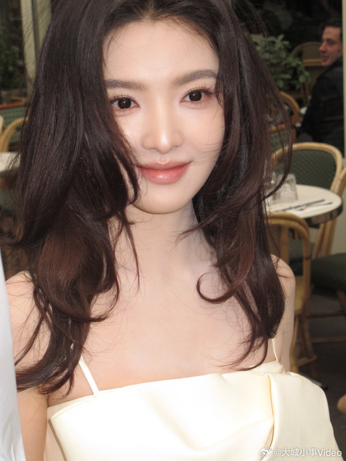 【章若楠回应首搭王安宇】章若楠说王安宇长得好戏也好 谈到在想把你和时间藏起来首搭