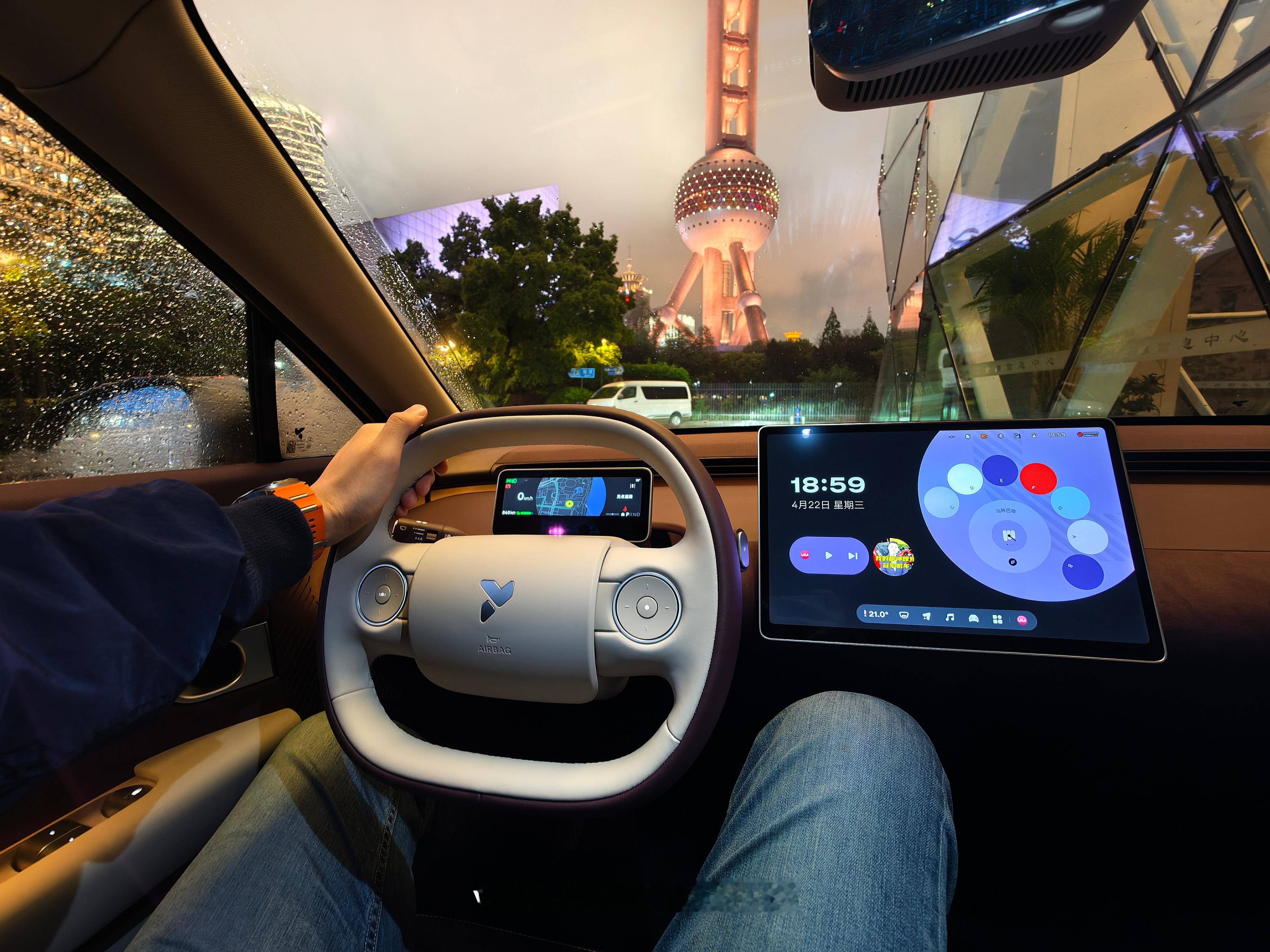 有一说一，我理解为啥萤火虫能卖那么好了颜值在线，车子尺寸小巧，内饰精致智能化不错