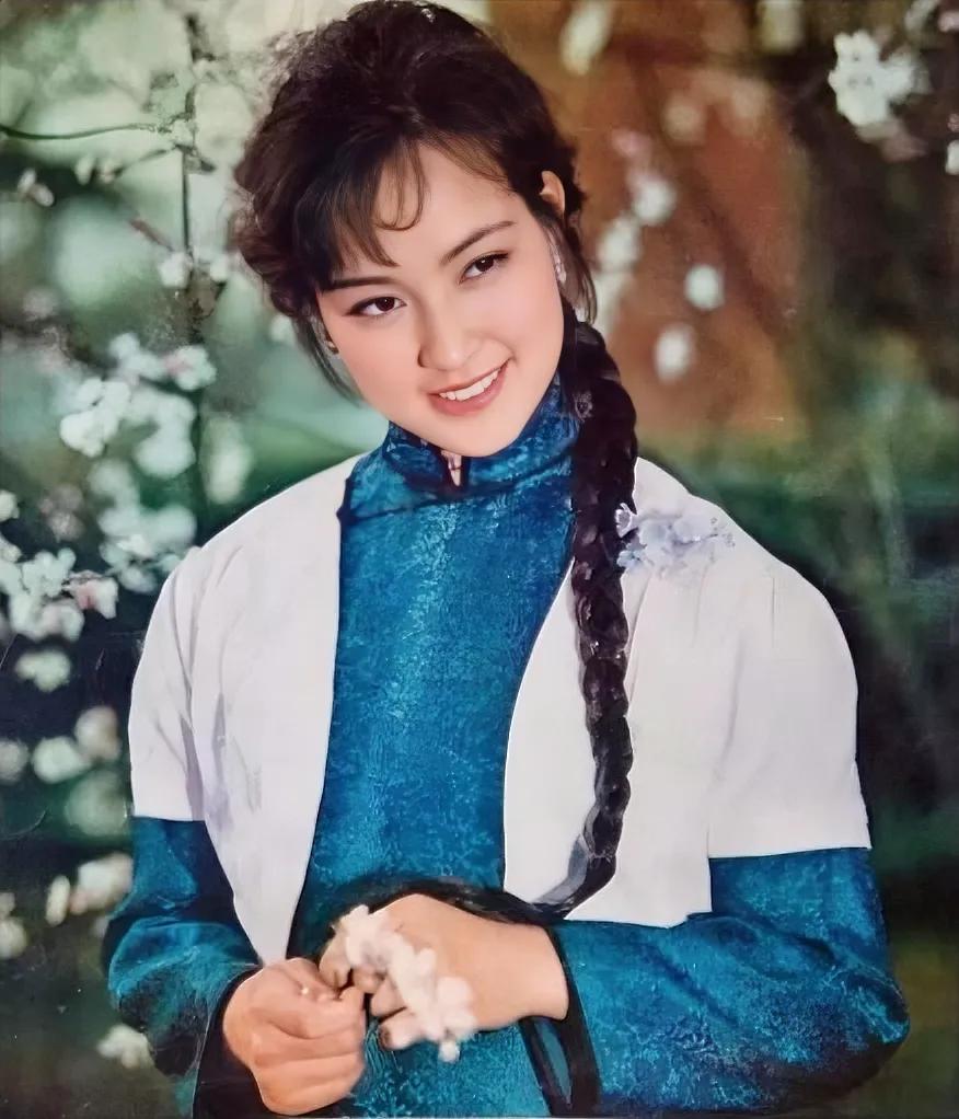 看这时的刘晓庆咋样？美丽，自然，热情。
这应该是在拍摄《神秘的大佛》时的留影，青