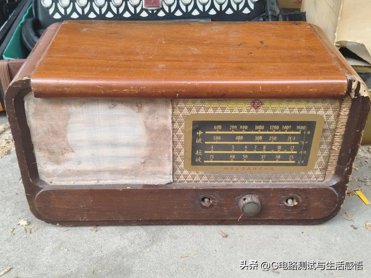 瞧瞧这些旧货市场中地摊上的老旧电子管收音机：