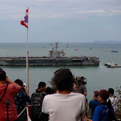 接连在海上执行任务200多天之后，一艘美国航母终于在9月2日开进泰国芭提雅港。