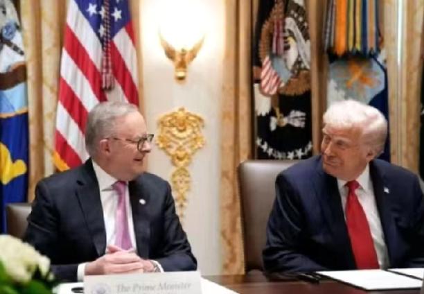 10月21日特朗普在白宫会见澳大利亚总理阿尔巴尼斯，他对记者说:“美国建设了中国