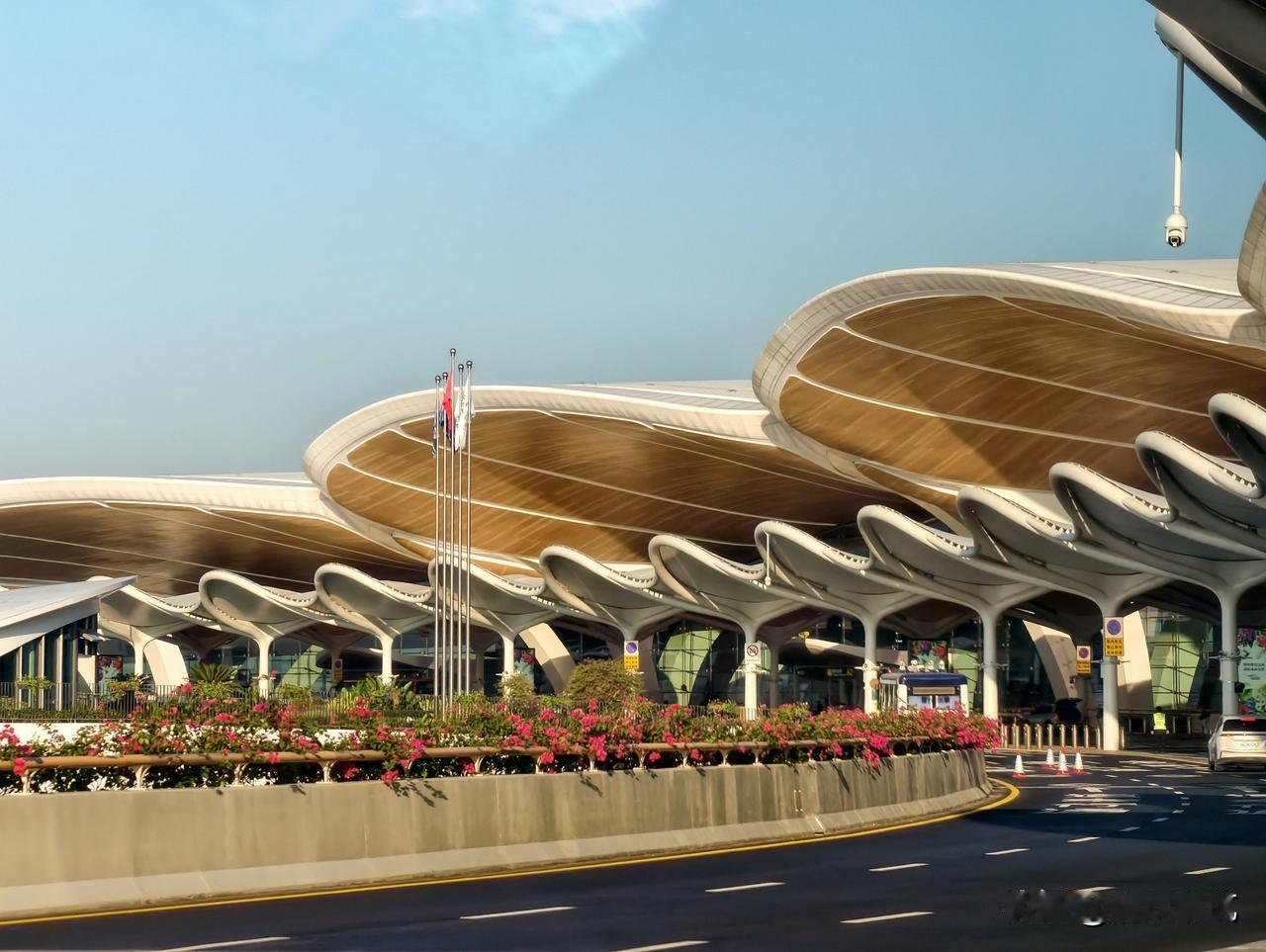 去年10月底才开通的广州白云机场T3航。以"花"为设计主题，时尚温馨大气，体验感