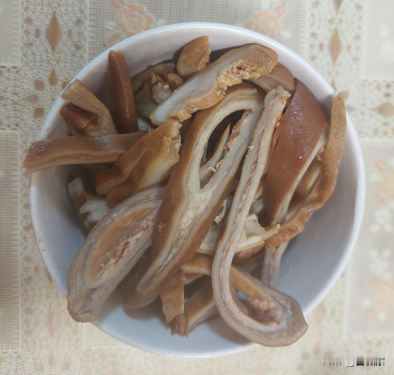 水还是没来，水流很小。

去老妈家取她买的某宾馆的肚，她吃一半，给G哥一半。
