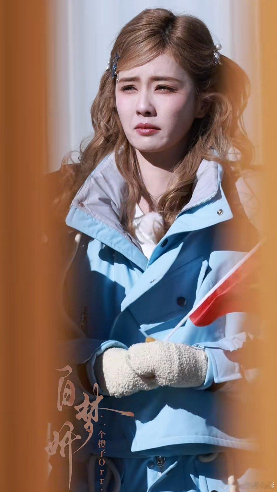 感性善良的白鹿，跑男路透里看升旗仪式哭了~