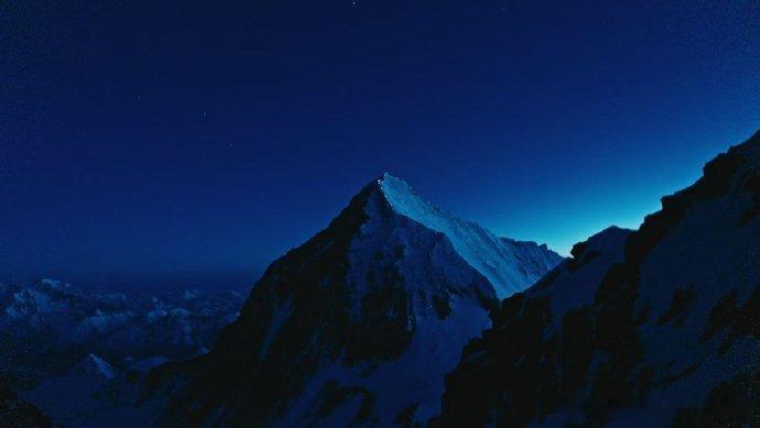 登顶之后让山还是山给大家科普一下背景洛子峰，8516米，珠峰南侧最具技术难度的高