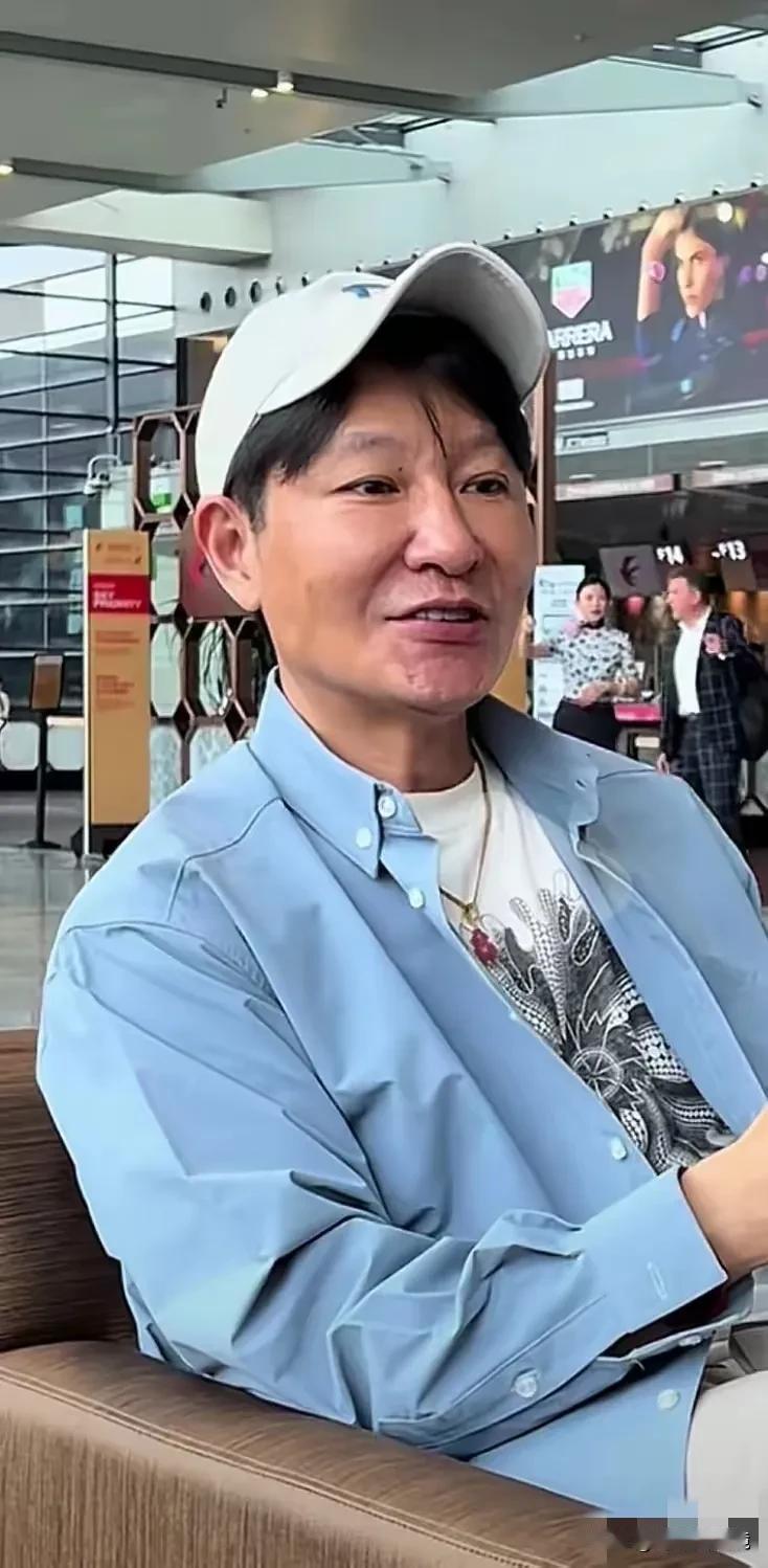 照片中这个男演员才48岁，怎么看起来那么显老啊，而且看面容还有向大妈发展的趋势，