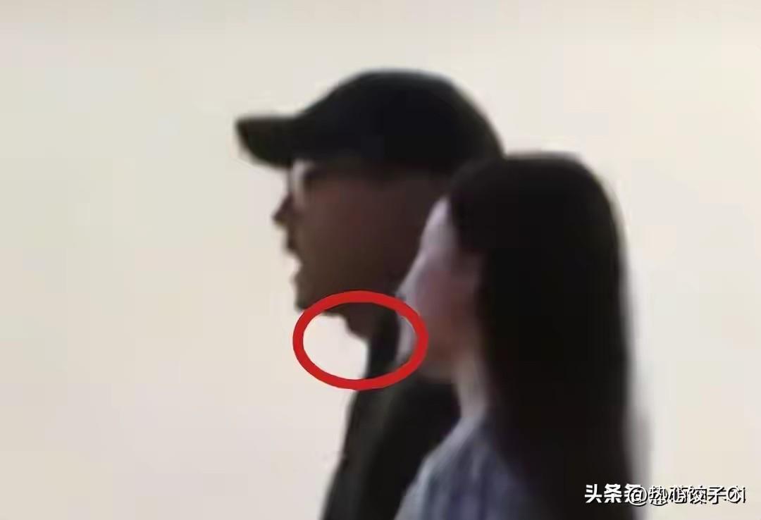 刘恺威有新动向了！有网友晒了疑似偶遇刘恺威与新女友出街的同框画面！-全程十指紧扣