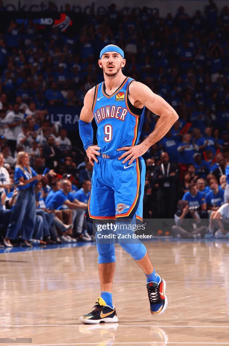 今日NBA季后赛雷霆主场迎战森林狼的比赛正在进行中。比赛中，雷霆队球员亚历克斯-