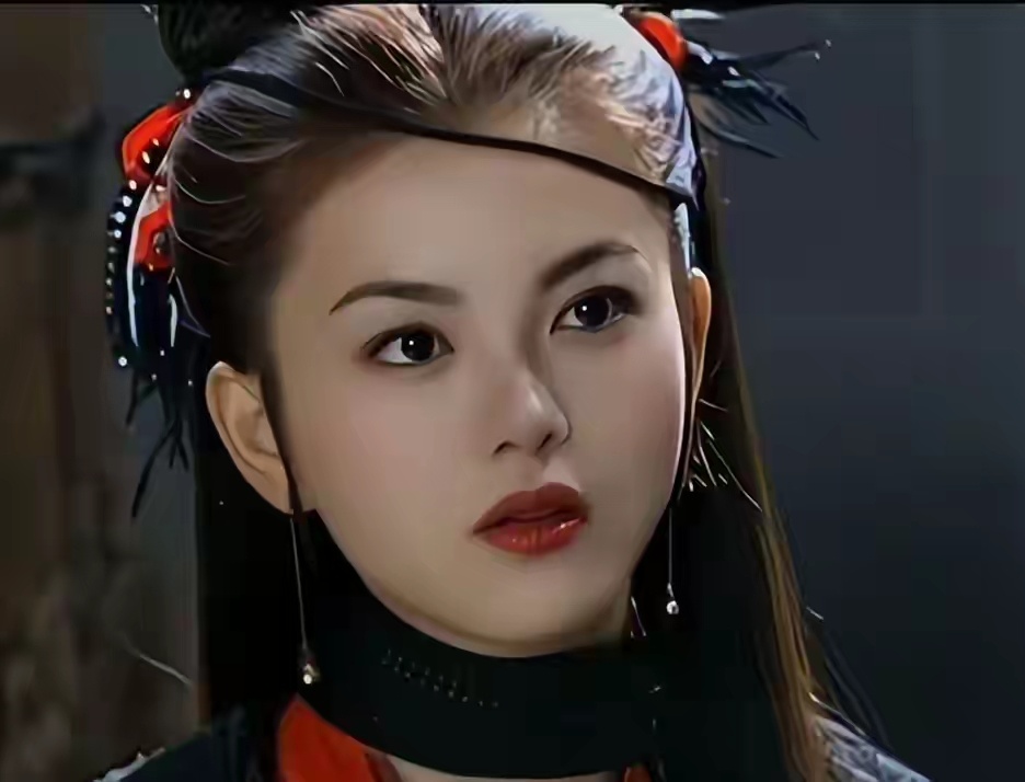 李湘没发胖的时候是真的美，五官精致浓眉大眼，跟现在完全不像同一个人 