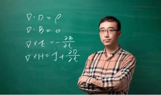 2009年，一位清华研究生找工作接连碰壁，气愤和无奈的加持下他回到了老家，应聘月