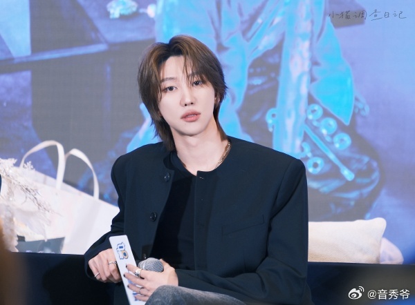 徐明浩看卢远王乐晨激动到拍桌徐明浩又在演我嗑CP了。心动8里卢远对王乐晨说“我今